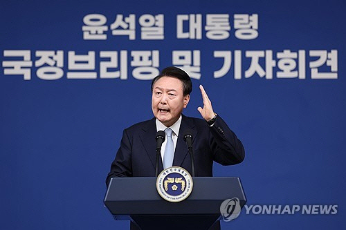 윤석열 대통령이 29일 서울 용산 대통령실 청사 브리핑실에서 열린 국정브리핑 및 기자회견에서 취재진의 질문에 답하고 있다.   [연합뉴스]